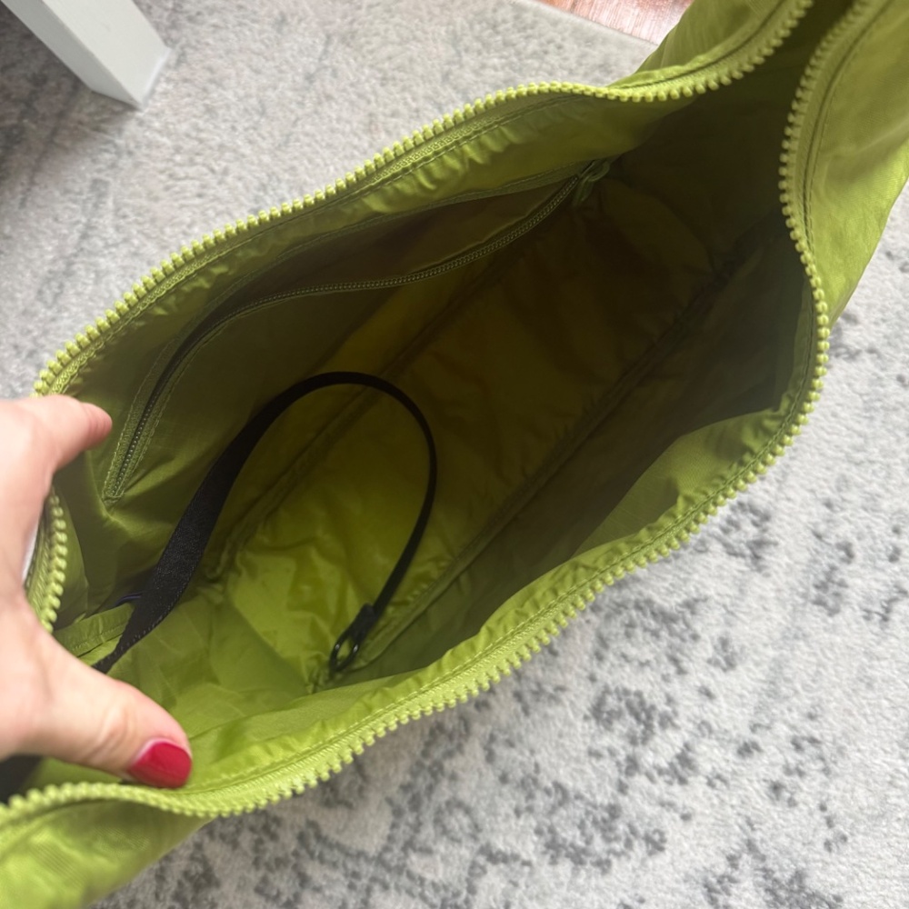 BAGGU Nylon Shoulder Bag in Green Juice - Picture 3 of 4
